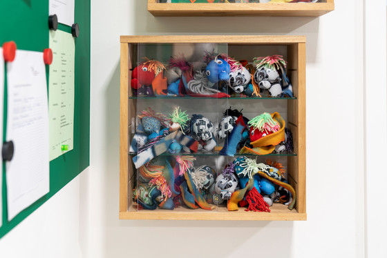 Ein an der Wand hängender Kastenschrank voller bunter Filzfiguren in der Albertinen Kindertagesstätte Schnelsen in Hamburg.