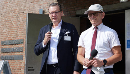 Christian Rilz und Ralf Zastrau, Geschäftsführende Albertinen Krankenhaus und Albertinen Haus, bei ihrer Rede beim Albertinen-Sommerfest für die Mitarbeitenden aus den unterschiedlichen Einrichtungen der Immanuel Albertinen Diakonie am Standort Schnelsen auf dem Platz vor der Kirche am Albertinen Krankenhaus. Christian Rilz und Ralf Zastrau, Geschäftsführende Albertinen Krankenhaus und Albertinen Haus, bei ihrer Rede beim Albertinen-Sommerfest für die Mitarbeitenden aus den unterschiedlichen Einrichtungen der Immanuel Albertinen Diakonie am Standort Schnelsen auf dem Platz vor der Kirche am Albertinen Krankenhaus.