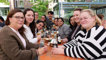 Eine Gruppe fröhlicher Besucher sitzt auf einer Bierbank mit Getränken und Essen beim Albertinen-Sommerfest für die Mitarbeitenden aus den unterschiedlichen Einrichtungen der Immanuel Albertinen Diakonie am Standort Schnelsen auf dem Platz vor der Kirche am Albertinen Krankenhaus. Eine Gruppe fröhlicher Besucher sitzt auf einer Bierbank mit Getränken und Essen beim Albertinen-Sommerfest für die Mitarbeitenden aus den unterschiedlichen Einrichtungen der Immanuel Albertinen Diakonie am Standort Schnelsen auf dem Platz vor der Kirche am Albertinen Krankenhaus.