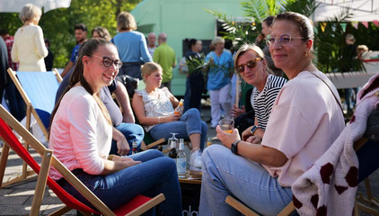 Vier Besucherinnen sitzen auf Sitzliegen und blicken in die Kamera beim Albertinen-Sommerfest für die Mitarbeitenden aus den unterschiedlichen Einrichtungen der Immanuel Albertinen Diakonie am Standort Schnelsen auf dem Platz vor der Kirche am Albertinen Krankenhaus. Vier Besucherinnen sitzen auf Sitzliegen und blicken in die Kamera beim Albertinen-Sommerfest für die Mitarbeitenden aus den unterschiedlichen Einrichtungen der Immanuel Albertinen Diakonie am Standort Schnelsen auf dem Platz vor der Kirche am Albertinen Krankenhaus.