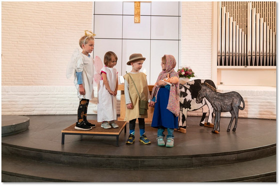 Mehrere Kindergartenkinder verkleidet als Heilige Drei Könige der Albertinen Kindertagesstätte Schnelsen bei einer Aufführung in der Kirche am Albertinen Krankenhaus in Hamburg.