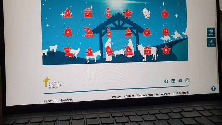 Bildschirm eines Notebooks mit Online-Adventskalender, digitaler Adventskalender, Jubiläum, persönliche Gedanken, Erlebnisse, Rezepte, Mitarbeitende, Bewohnerinnen, Patienten, Seelsorgende, Immanuel Albertinen Diakonie, Berlin, Ha Bildschirm eines Notebooks mit geöffneter Internetseite Online-Adventskalender der Immanuel Albertinen Diakonie
