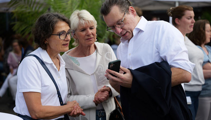 Langjährige Mitarbeiterinnen im Gespräch mit Krankenhaus-Geschäftsführer Christian Rilz beim Albertinen-Sommerfest für die Mitarbeitenden aus den unterschiedlichen Einrichtungen der Immanuel Albertinen Diakonie am Standort Schnelsen auf dem Platz vor der Kirche am Albertinen Krankenhaus. Langjährige Mitarbeiterinnen im Gespräch mit Krankenhaus-Geschäftsführer Christian Rilz beim Albertinen-Sommerfest für die Mitarbeitenden aus den unterschiedlichen Einrichtungen der Immanuel Albertinen Diakonie am Standort Schnelsen auf dem Platz vor der Kirche am Albertinen Krankenhaus.