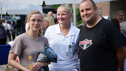 Ärztliche Mitarbeiter stehen zusammen und blicken in die Kamera beim Albertinen-Sommerfest für die Mitarbeitenden aus den unterschiedlichen Einrichtungen der Immanuel Albertinen Diakonie am Standort Schnelsen auf dem Platz vor der Kirche am Albertinen Krankenhaus. Ärztliche Mitarbeiter stehen zusammen und blicken in die Kamera beim Albertinen-Sommerfest für die Mitarbeitenden aus den unterschiedlichen Einrichtungen der Immanuel Albertinen Diakonie am Standort Schnelsen auf dem Platz vor der Kirche am Albertinen Krankenhaus.