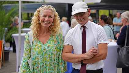 Ralf Zastrau, Geschäftsführer Albertinen Haus, mit einer Besucherin beim Albertinen-Sommerfest für die Mitarbeitenden aus den unterschiedlichen Einrichtungen der Immanuel Albertinen Diakonie am Standort Schnelsen auf dem Platz vor der Kirche am Albertinen Krankenhaus. Ralf Zastrau, Geschäftsführer Albertinen Haus, mit einer Besucherin beim Albertinen-Sommerfest für die Mitarbeitenden aus den unterschiedlichen Einrichtungen der Immanuel Albertinen Diakonie am Standort Schnelsen auf dem Platz vor der Kirche am Albertinen Krankenhaus.