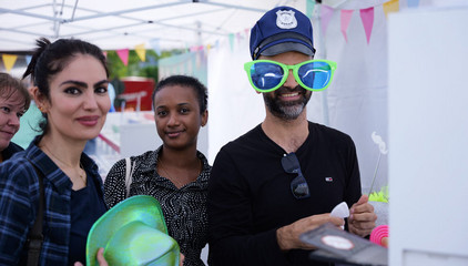 Drei Gäste mit bunten Hüten und einer extra großen Sonnenbrille beim Albertinen-Sommerfest für die Mitarbeitenden aus den unterschiedlichen Einrichtungen der Immanuel Albertinen Diakonie am Standort Schnelsen auf dem Platz vor der Kirche am Albertinen Krankenhaus. Drei Gäste mit bunten Hüten und einer extra großen Sonnenbrille beim Albertinen-Sommerfest für die Mitarbeitenden aus den unterschiedlichen Einrichtungen der Immanuel Albertinen Diakonie am Standort Schnelsen auf dem Platz vor der Kirche am Albertinen Krankenhaus.