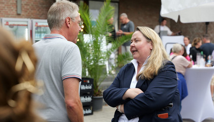 Andrea Wichmann, Geschäftsführerin Immanuel Albertinen Diakonie, unterhält sich beim Albertinen-Sommerfest für die Mitarbeitenden aus den unterschiedlichen Einrichtungen der Immanuel Albertinen Diakonie am Standort Schnelsen auf dem Platz vor der Kirche am Albertinen Krankenhaus. Andrea Wichmann, Geschäftsführerin Immanuel Albertinen Diakonie, unterhält sich beim Albertinen-Sommerfest für die Mitarbeitenden aus den unterschiedlichen Einrichtungen der Immanuel Albertinen Diakonie am Standort Schnelsen auf dem Platz vor der Kirche am Albertinen Krankenhaus.