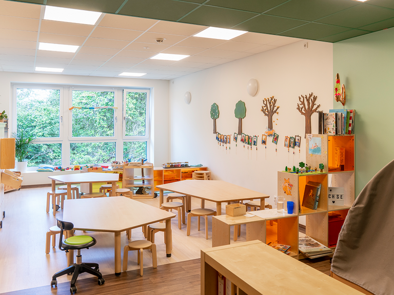 Helle Raumgestaltung mit Holz im Innenbereich, Albertinen Kindertagesstätte Schnelsen, Hamburg