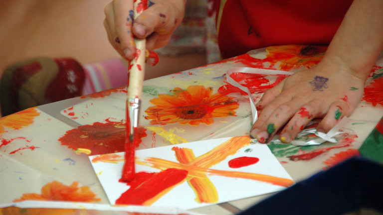 Kind malt Bild mit Wasserfarben, Kreativitaet entdecken, Albertinen Kindertagesstätte Schnelsen, Hamburg