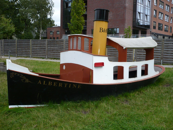 Ein großes begehbares Holzboot mit dem Titel "Albertine" auf der Rasenfläche der Albertine Kindertagesstätte Schnelsen in Hamburg.