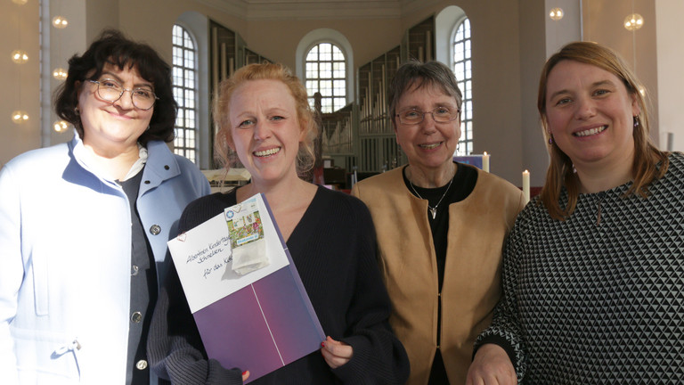 Tatjana Sparwirth, Julia Eibich, Angela Vollmer, Nina Ellermann bei der Verleihung Evangelisches Gütesiegel BETA in der Altonaer Trinitatis Kirche für die Albertinen Kindertagesstätte Schnelsen, Qualität, Zertifizierung, Kita, Hamburg-Schnelsen Tatjana Sparwirth, Julia Eibich, Angela Vollmer, Nina Ellermann bei der Verleihung Evangelisches Gütesiegel BETA in der Altonaer Trinitatis Kirche für die Albertinen Kindertagesstätte Schnelsen