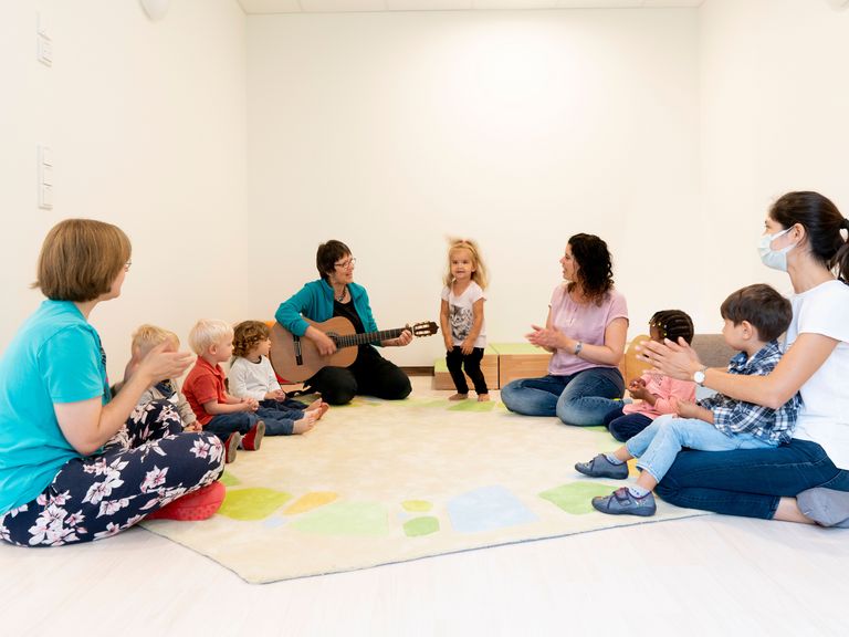Kindergruppe und Betreuerinnen singen und musizieren, Albertinen Kindertagesstätte Schnelsen, Hamburg